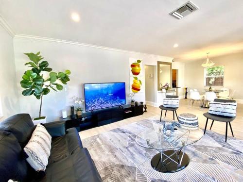 NEW FAMILY VILLA WITH POOL in Hollywood, USA
