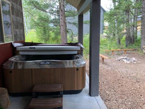 Heated Floors, Hot Tub, Grill in Island Park, USA