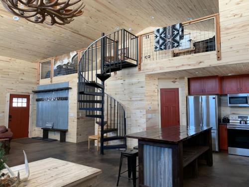 Newly Built, Fire Pit, Kitchen in Rea, USA