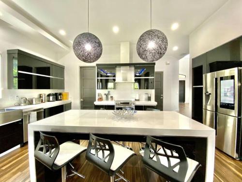 LUXURY BEACH VILLA in Hollywood, USA