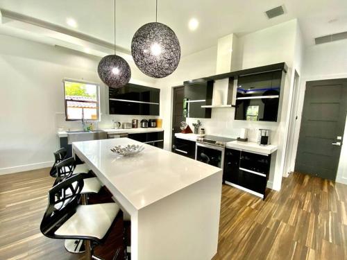 LUXURY BEACH VILLA in Hollywood, USA