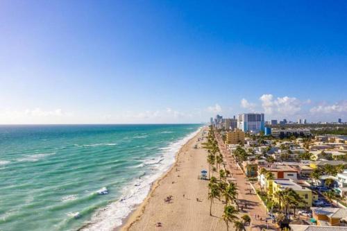 LUXURY BEACH VILLA in Hollywood, USA