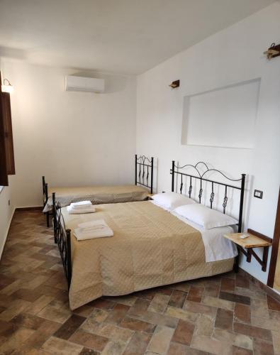 1 double bed, 1 twin bed, 2 sofa beds