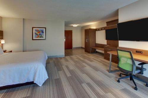 Holiday Inn Express & Suites Atlanta Perimeter Mall Hotel, an IHG Hotel