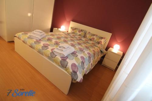 "7 SORELLE B&B" camere in pieno centro città con bagno privato, FREE HIGH SPEED WI-FI, NETFLIX