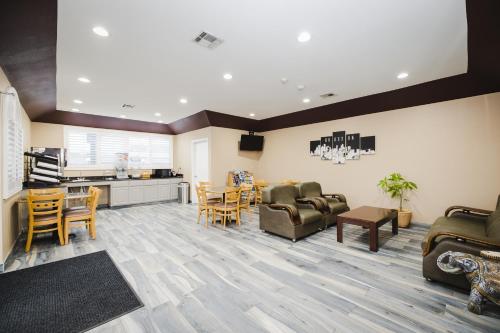 Sapphire Inn & Suites - image 6