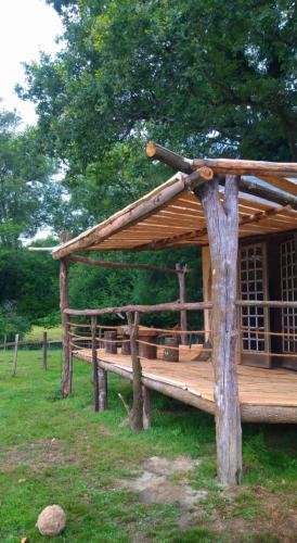 Cabane sur pilotis au bord de l'eau - Saint-Éloy-les-Tuileries