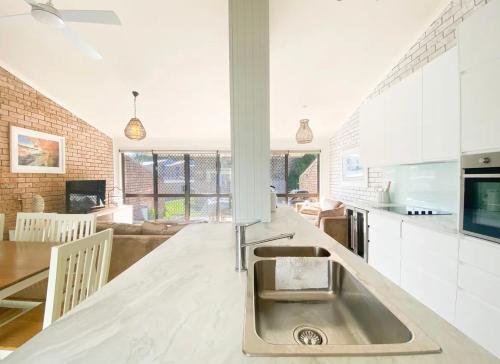 Coconuts - 3 bedroom 3 bathroom townhouse with tennis court, Nelson Bay (photo 5)