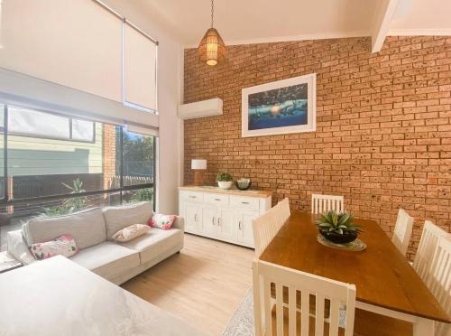Coconuts - 3 bedroom 3 bathroom townhouse with tennis court, Nelson Bay (photo 4)