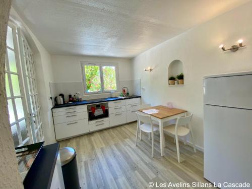 Konyha, Charmant Studio avec Piscine Privative sur 1500m2 de Terrain Proche Cascade de Sillans VAR Verdon in Sillans La Cascade