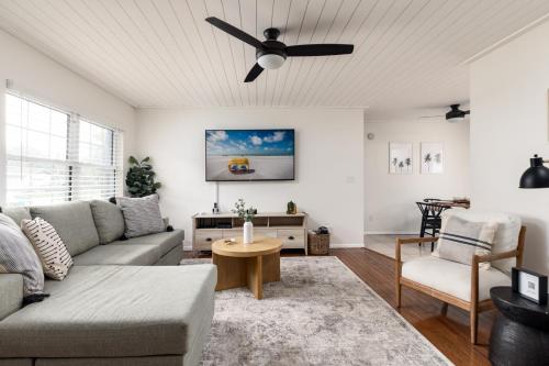 Palm House~Heated Pool~8 min to Beach in Largo, USA