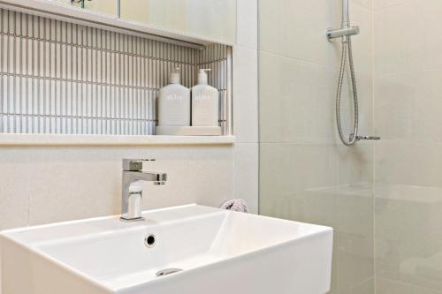 3 Bedroom Apartment over looking Newcastle - Tap to explore photos
