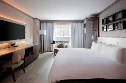 One-Bedroom Junior King Suite with Sofa Bed