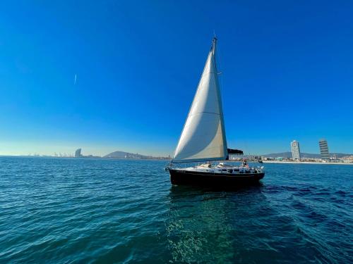 Precioso velero en Badalona de 3 camarotes