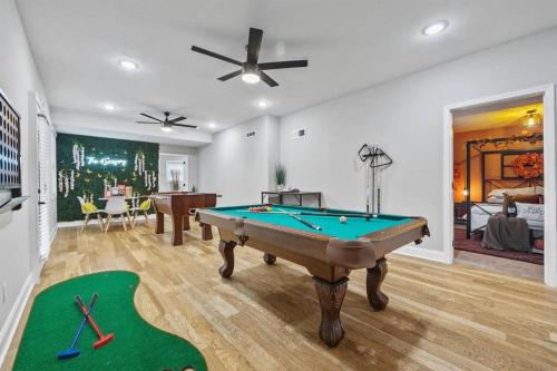 *The 4Seasons:Themed Retreat w/Hot Tub-Pool Table*