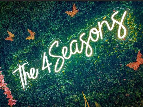 *The 4Seasons:Themed Retreat w/Hot Tub-Pool Table* in Decatur, USA