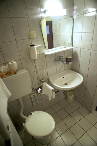 Hotel Marienhof Dusseldorf Neuss 6.3km von Wehl entfernt