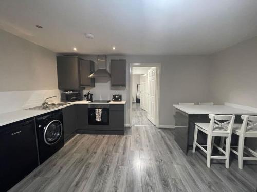 Kitchen, Hosted By Ryan - 2 Bedroom Apartment in Toxteth