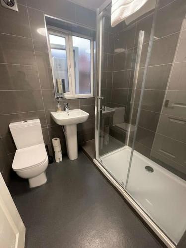 Shower, MAYS APARTMENTS - 2 Bedroom Apartment near city centre, FREE Parking, Sleeps 6 Guests in Toxteth