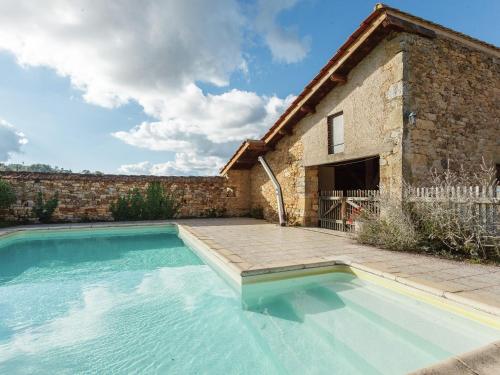 Vintage Holiday Home in Loubejac with a Private Pool