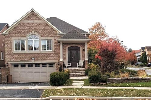 Modern & Spacious 2 Bedrooms+2 Bathrooms Bungalow in Oakville