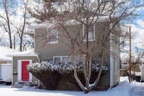 Adorable within min of lake in quiet neighborhood in Greece, USA