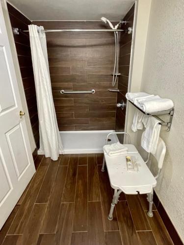 Key West Inn - Roanoke - image 6