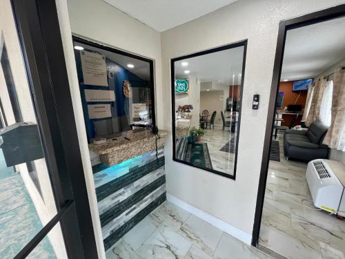 Key West Inn - Roanoke - image 4