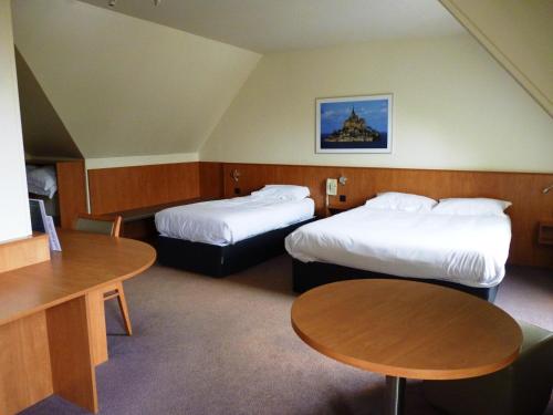 1 double bed, 2 twin beds