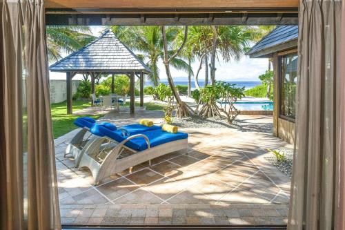 สระว่ายน้ำ, เดอะ เซนต์ รีจิส โบรา โบรา รีสอร์ต (The St. Regis Bora Bora Resort) in โมตู เตาฟาริล