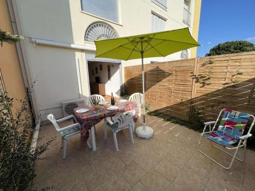 Appartement T2 avec Jardin, Climatisation, Parking, et Proche Commerces (Animaux Acceptes) - FR-1-70 near Aux Detours Des Sentiers