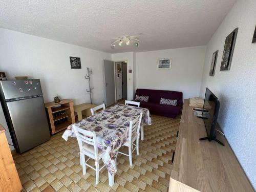 Appartement T2 avec Jardin, Climatisation, Parking, et Proche Commerces (Animaux Acceptes) - FR-1-70 near Aux Detours Des Sentiers