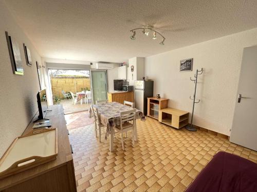 Appartement T2 avec Jardin, Climatisation, Parking, et Proche Commerces (Animaux Acceptes) - FR-1-70 near Aux Detours Des Sentiers