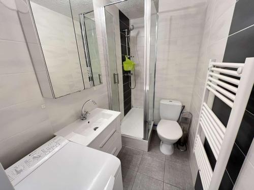 Appartement T2 avec Jardin, Climatisation, Parking, et Proche Commerces (Animaux Acceptes) - FR-1-70 near Aux Detours Des Sentiers