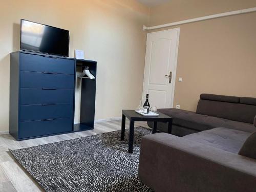 2 twin beds, 1 sofa bed