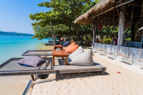 Restaurant, The Tropical Beach Resort near Long Beach