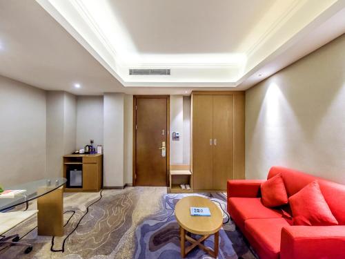 Elegant Twin Room image 2