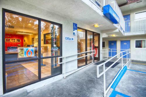 Entrance, Motel 6 Mammoth Lakes in Mammoth Lakes (CA)
