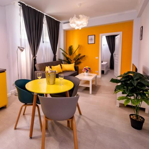 1 queen bed, 1 sofa bed