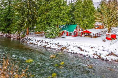 NEW: Steps from White River near Mount Rainier National Park - Greenwater