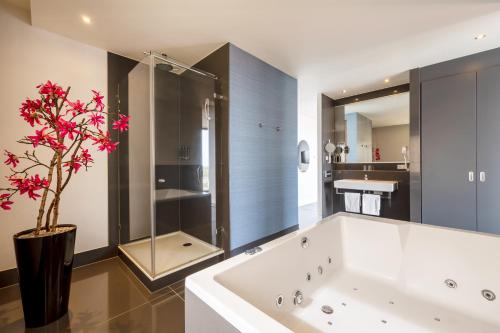 ห้องน้ำ, เมอร์เคียว โฮเต็ล อเมอร์สฟอร์ท เซ็นเตอร์ (Mercure Hotel Amersfoort Centre) in อาเมอร์ฟรอสต์