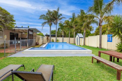 Swimming pool, Rosebud Motel in Capel Sound