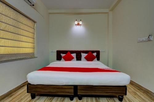 OYO Flagship Maple The Residence Near RDB Cinemas