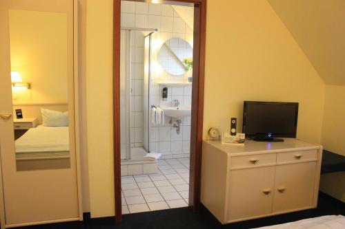 Bathroom, Hotel Altenwerder Hof in Neugraben-Fischbek