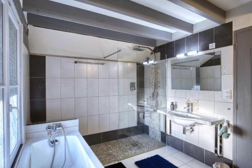 Bathroom, Crazy Villa Chasseuserie 89 - Heated pool - Soccer - 1h30 Paris - 45 p in Lavau (Burgundy)