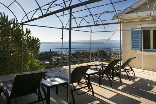 One-Bedroom Apartment with Terrace and Sea View with Double Bed room in Irini Apartments