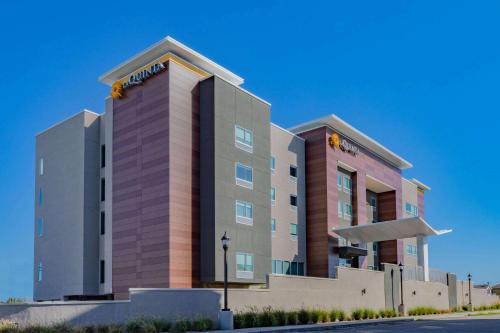 La Quinta Inn & Suites by Wyndham Galveston North at I-45