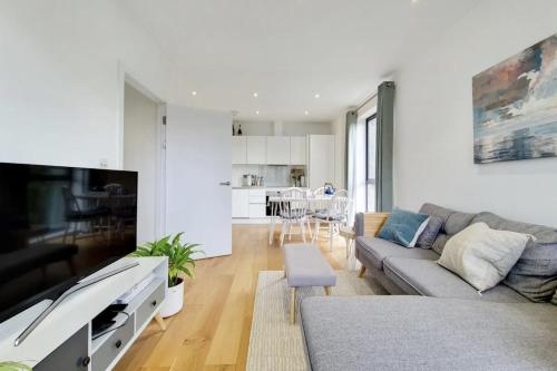 Luxury 2 bed 2 bath With Balcony New build apartment *South