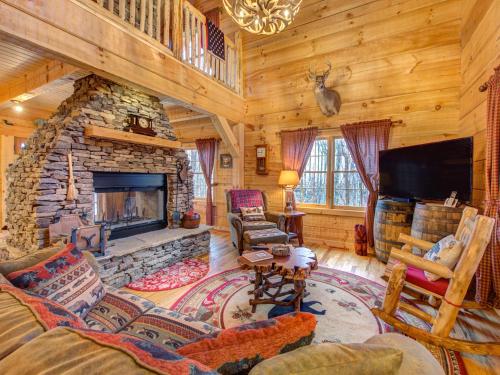 Cozy Cub Hideaway 2 BR Hot Tub Pool Access Fireplace Sleeps 6 - main image
