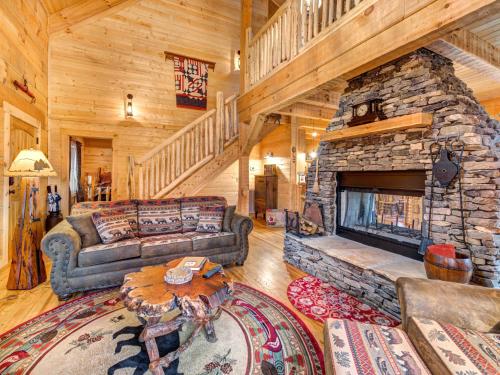 Cozy Cub Hideaway 2 BR Hot Tub Pool Access Fireplace Sleeps 6 - image 3